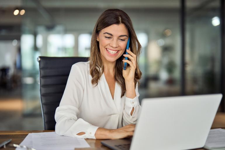 Mujer hablando por teléfono